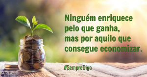 Ninguém enriquece pelo que ganha, mas pelo que consegue economizar.
